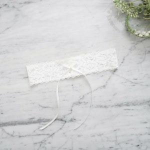 Simple Bridal Lace Garter / Off White Lace Toss Garter / Keepsake Garter / Wedding Garter / White lace Garter / Bridal Lace Toss Garter