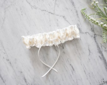 Off White Bridal Garter / Ivory Wedding Garter / Bridal Satin Garter / Simple Bridal Garter / Keepsake Garter / Bridal Shower Gifts