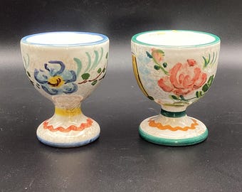Juego de 2 hueveras pintadas a mano de cerámica italiana Spello con diseño floral, de Deruta, Italia.