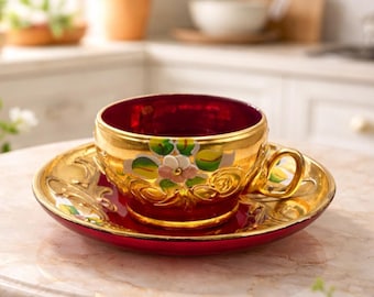 Taza de té fría antigua de cristal soplado de Murano rojo rubí con dorado intenso y platillo, Italia