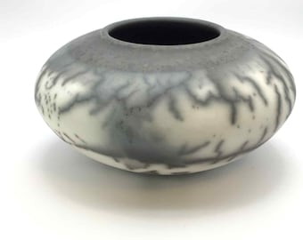 Jarrón de cerámica de crin de caballo firmado Tubby 2006 ahumado Raku Studio Art Ceramic