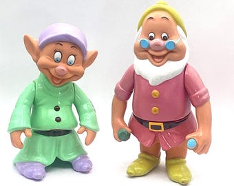 Figuras coleccionables de plástico vintage de Disney: Blancanieves, los enanitos y el doctor Tontín.