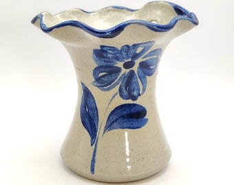 Jarrón de pared de cerámica azul con esmalte salino y motivos florales. Arte de Walliamsburg, 2001.