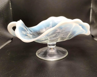 Plato para bombones de cristal azul opalino vintage con base y asa con volantes.