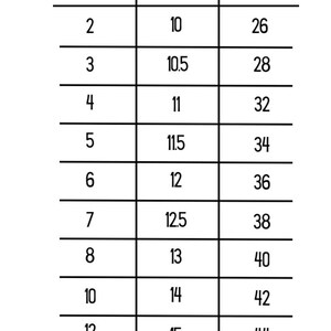 Pu&ograve; includere: Una tabella delle taglie bianca con testo nero. La tabella elenca le taglie dalla 2 alla 14, con le corrispondenti misure di petto e lunghezza in pollici. Il titolo "Sizing Chart" &egrave; scritto in corsivo. L'unit&agrave; di misura &egrave; in pollici.