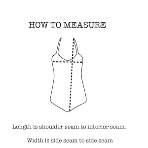 Op de afbeelding: Diagram met uitleg over het meten van een badpak. De tekst "HOW TO MEASURE" staat bovenaan. Stippellijnen tonen de lengte van de schoudernaad tot de binnennaad en de breedte van de zijnaad tot de zijnaad. Tekst eronder legt de metingen uit.