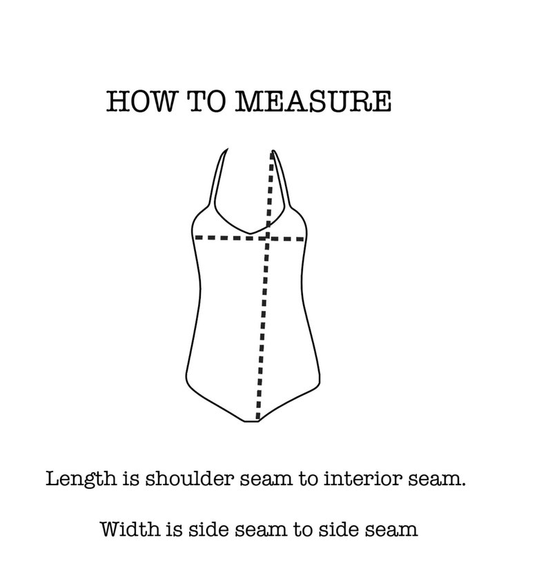 Op de afbeelding: Diagram met uitleg over het meten van een badpak. De tekst "HOW TO MEASURE" staat bovenaan. Stippellijnen tonen de lengte van de schoudernaad tot de binnennaad en de breedte van de zijnaad tot de zijnaad. Tekst eronder legt de metingen uit.