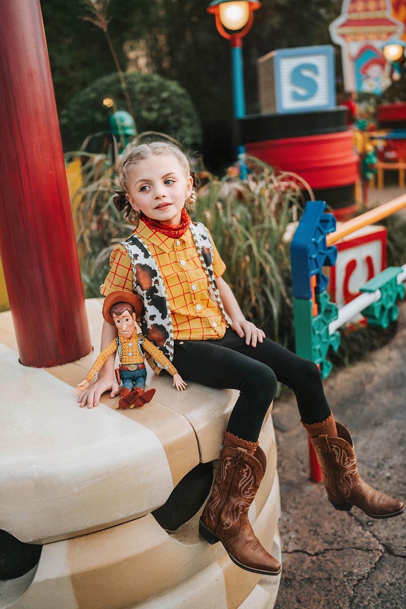 May include: A rustic wooden sign with the text "Welcome to our porch" in white lettering. The sign features a distressed finish and a simple, inviting design, perfect for outdoor decor.