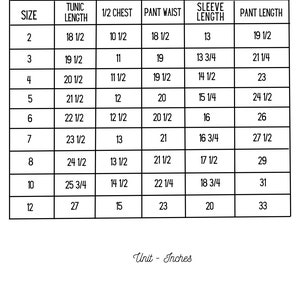 Pu&ograve; includere: Una tabella di taglie per abbigliamento con misure in pollici. La tabella include le taglie dalla 2 alla 12, con misure per la lunghezza della tunica, 1/2 petto, la vita del pantalone, la lunghezza della manica e la lunghezza del pantalone.