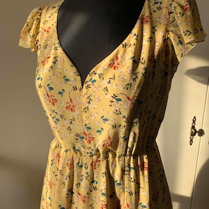 Summer dress with floral print with chiffon lining romantic elegant dress with short sleeves dress with cut-out waist an elasticated belt