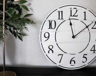 Reloj de pared grande blanco de 18" ligeramente desgastado, reloj de pared, decoración de granja, números romanos negros