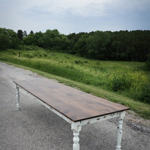 Table à manger moderne, Peinte en blanc vieilli, Table à manger en bois, Style traditionnel, Table de ferme, Table à manger unique, Table faite main image 3