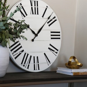 Reloj de granja blanco, ligeramente angustiado, reloj de madera, reloj de pared, decoración, colgante de pared, arte de madera único, reloj con números imagen 4