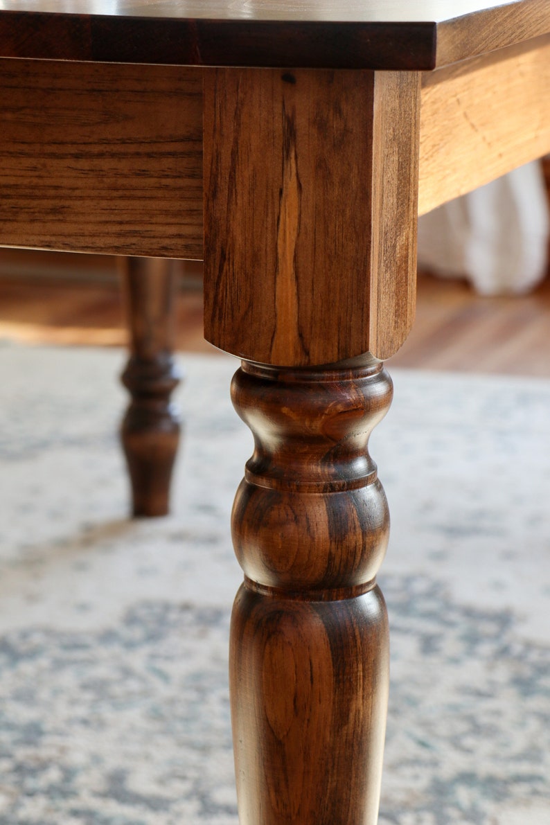 Table à manger moderne, Table en bois, Jambes tournées, Style traditionnel, Meubles modernes, Table faite à la main, Décoration intérieure, Table à manger image 6