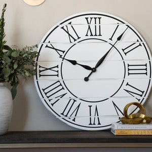 Reloj de granja blanco, ligeramente angustiado, reloj de madera, reloj de pared, decoración, colgante de pared, arte de madera único, reloj con números Roman w/ lines #1