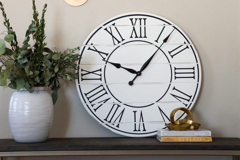 Reloj de granja blanco, ligeramente angustiado, reloj de madera, reloj de pared, decoración, colgante de pared, arte de madera único, reloj con números Roman w/ lines #1