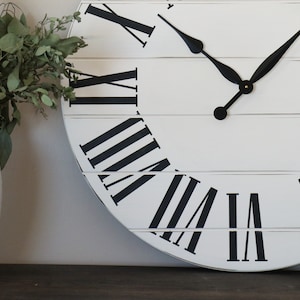 Reloj de granja blanco, ligeramente angustiado, reloj de madera, reloj de pared, decoración, colgante de pared, arte de madera único, reloj con números imagen 6