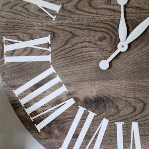 Reloj de pared grande gris de 26 Hackberry, decoración, colgante de pared, arte de madera único, reloj con números, regalo para ella, regalo para él, decoración del hogar imagen 4