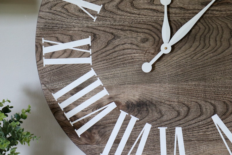 Reloj de pared grande gris de 26 Hackberry, decoración, colgante de pared, arte de madera único, reloj con números, regalo para ella, regalo para él, decoración del hogar imagen 4