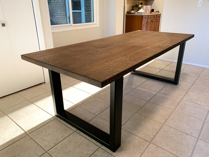 Mesa de comedor moderna de roble blanco aserrado en cuartos con patas cuadradas, madera noble de roble blanco aserrado en cuartos, base de acero imagen 1