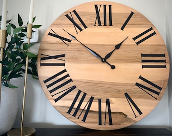 Grande horloge murale, bois d'érable, style rustique, décoration, suspension murale, oeuvre d'art sur bois unique, horloge avec chiffres, cadeau pour elle, cadeau pour lui