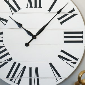 Reloj de granja blanco, ligeramente angustiado, reloj de madera, reloj de pared, decoración, colgante de pared, arte de madera único, reloj con números imagen 5