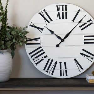 Reloj de granja blanco, ligeramente angustiado, reloj de madera, reloj de pared, decoración, colgante de pared, arte de madera único, reloj con números Roman Numerals