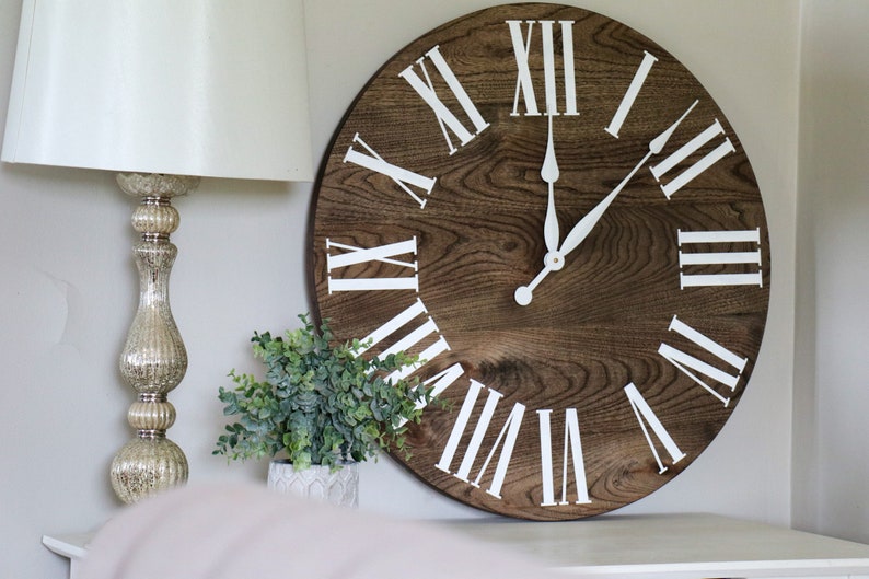 Reloj de pared grande gris de 26 Hackberry, decoración, colgante de pared, arte de madera único, reloj con números, regalo para ella, regalo para él, decoración del hogar imagen 3