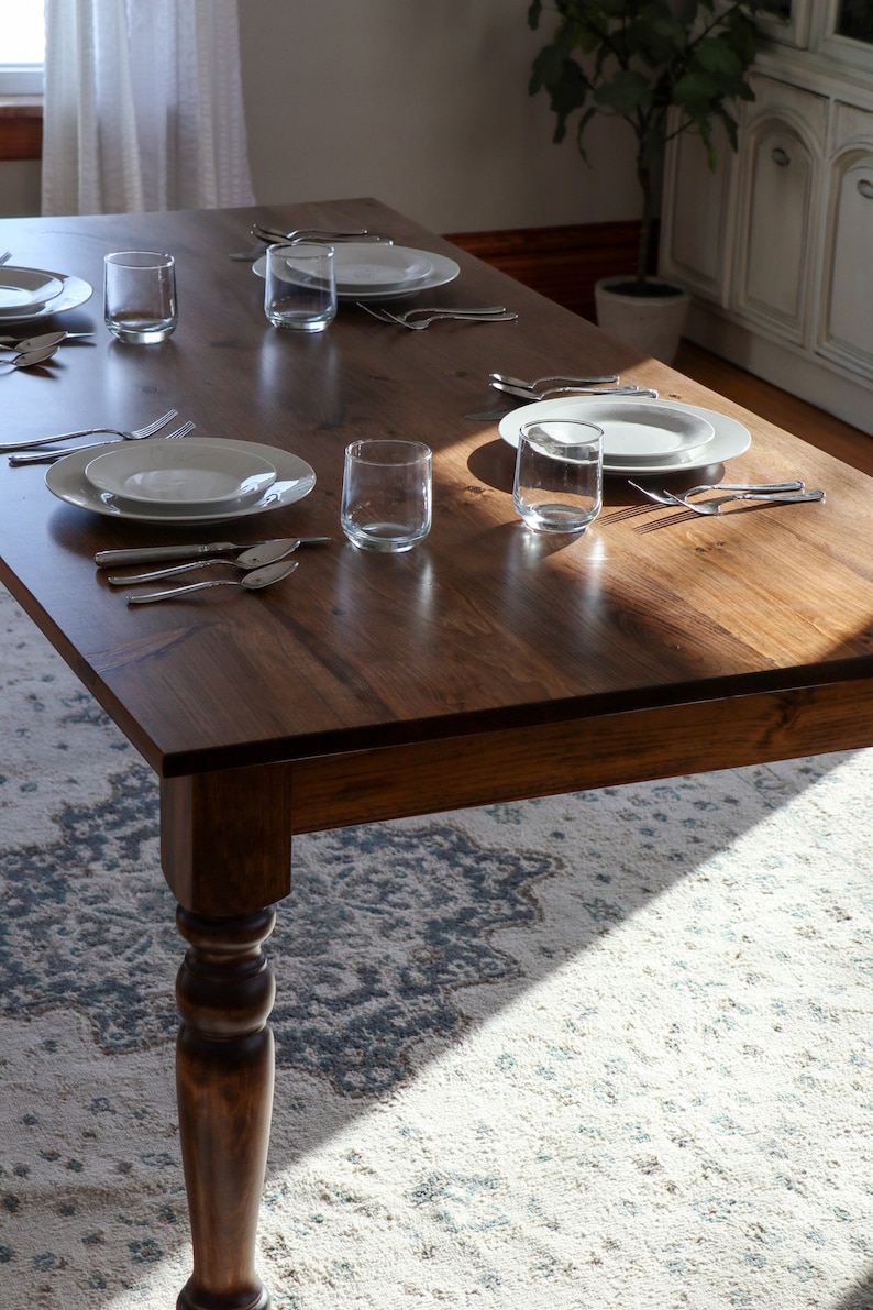 Moderne eettafel, houten tafel, gedraaide poten, traditionele stijl, modern meubilair, handgemaakte tafel, woondecoratie, eettafel afbeelding 5
