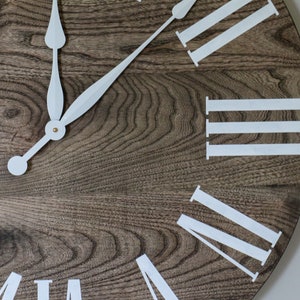 Reloj de pared grande gris de 26 Hackberry, decoración, colgante de pared, arte de madera único, reloj con números, regalo para ella, regalo para él, decoración del hogar imagen 2