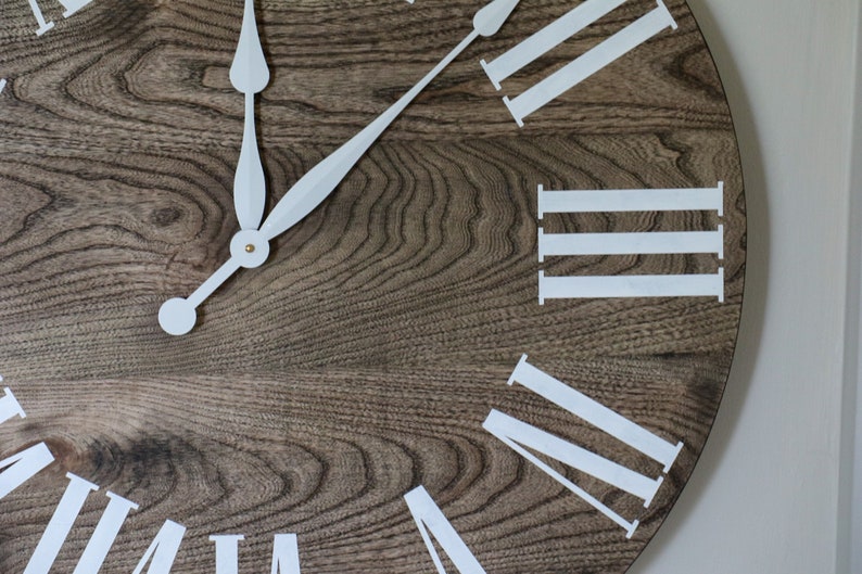 Reloj de pared grande gris de 26 Hackberry, decoración, colgante de pared, arte de madera único, reloj con números, regalo para ella, regalo para él, decoración del hogar imagen 2