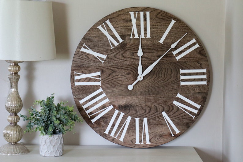 Reloj de pared grande gris de 26 Hackberry, decoración, colgante de pared, arte de madera único, reloj con números, regalo para ella, regalo para él, decoración del hogar imagen 1