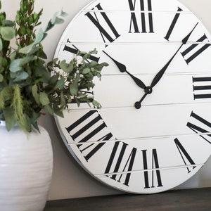 Reloj de granja blanco, ligeramente angustiado, reloj de madera, reloj de pared, decoración, colgante de pared, arte de madera único, reloj con números imagen 2