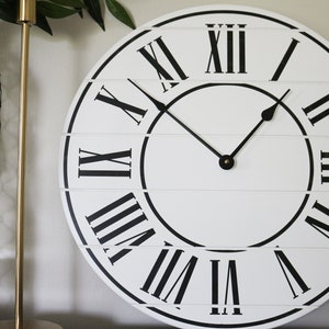Reloj de granja blanco, ligeramente angustiado, reloj de madera, reloj de pared, decoración, colgante de pared, arte de madera único, reloj con números Roman w/ lines #2