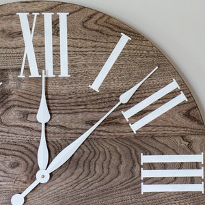 Reloj de pared grande gris de 26 Hackberry, decoración, colgante de pared, arte de madera único, reloj con números, regalo para ella, regalo para él, decoración del hogar imagen 5