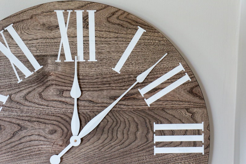 Reloj de pared grande gris de 26 Hackberry, decoración, colgante de pared, arte de madera único, reloj con números, regalo para ella, regalo para él, decoración del hogar imagen 5