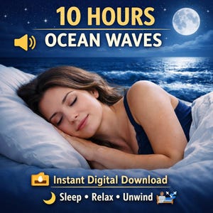 Puede incluir: Imagen que promociona una descarga digital de 10 horas de olas del océano para dormir, relajarse y descansar. Una mujer duerme plácidamente en una cama con una colcha azul. El fondo presenta un cielo nocturno con luna llena y olas del océano.
