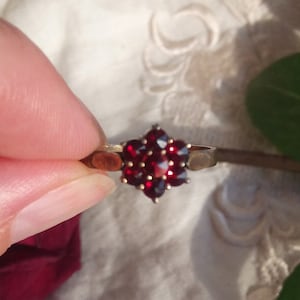 bague en argent grenat bohème vintage, bague grenat bohème, bague en grappe de grenat, bague en grenat en grappe, bague de naissance cadeau janvier, G77