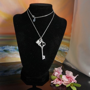Vintage silver Key Pendant and lock on 22 in chain, Victorian style key pendant, Vintage Silver Necklace, Statement necklace,  #20