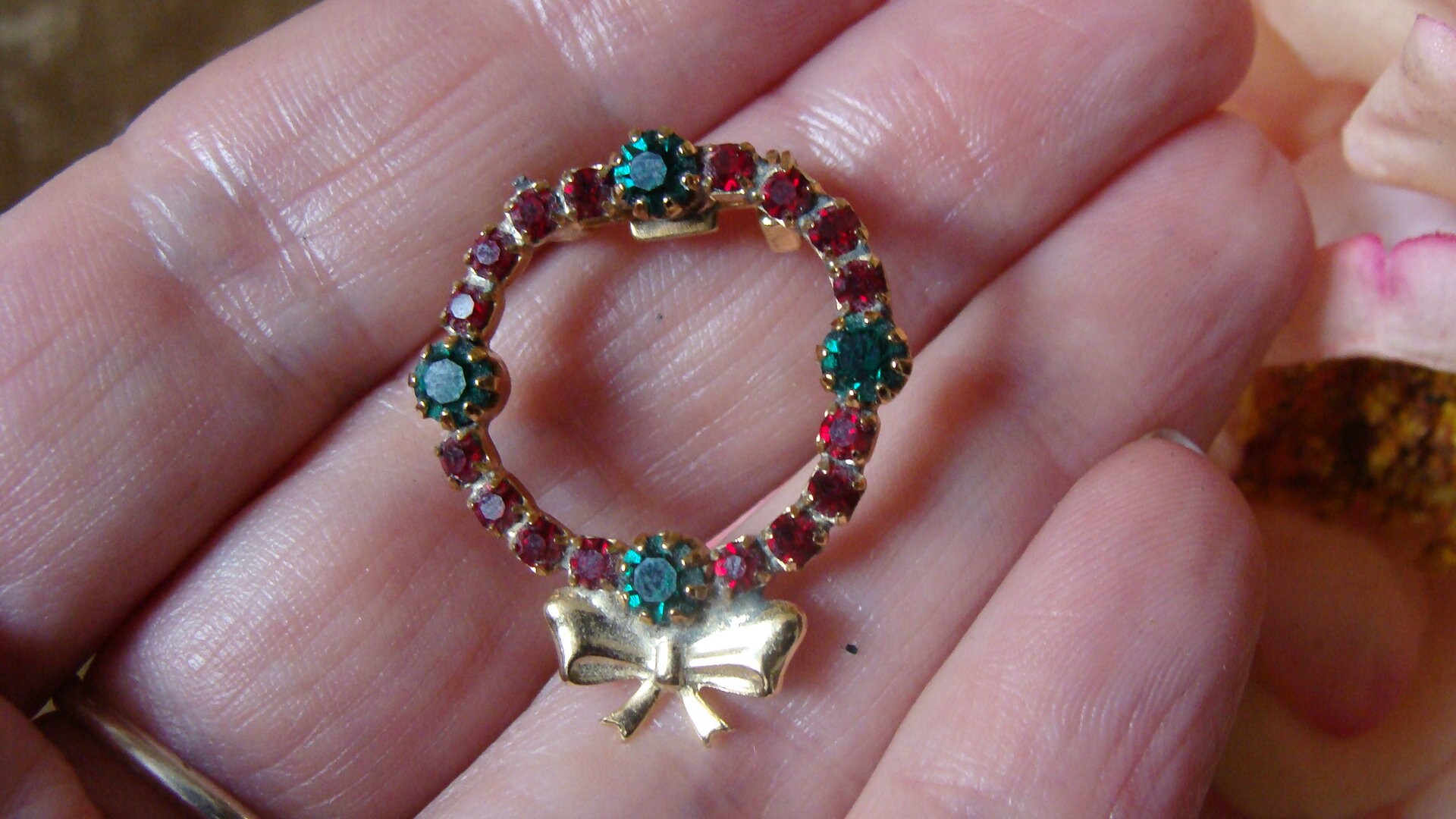 ヴィンテージ チェコ共和国 ガーネット ブローチ 小さなリボン付き