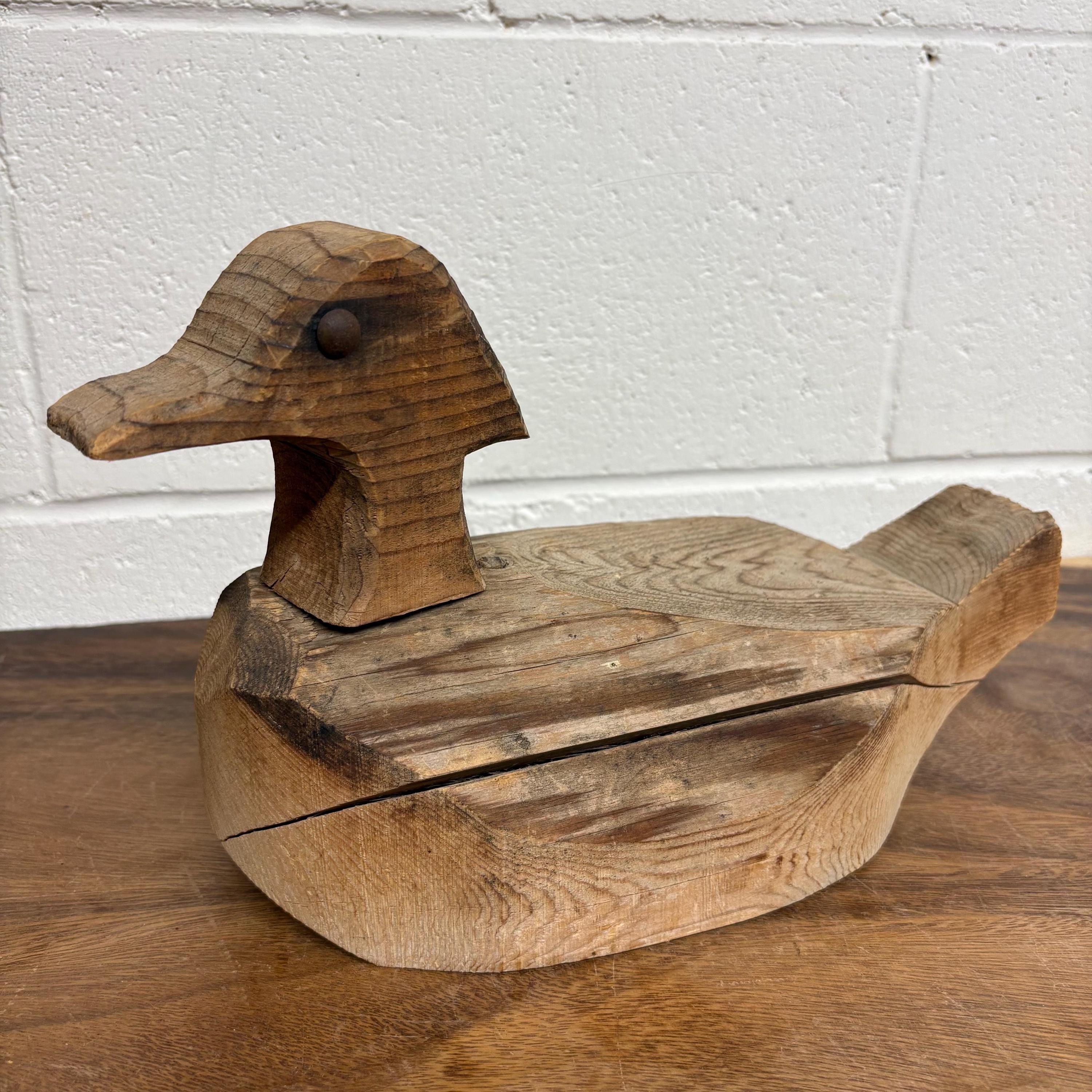 Leurre de pêche ancien en bois yeux en verre rouge et blanc. 3 crochets