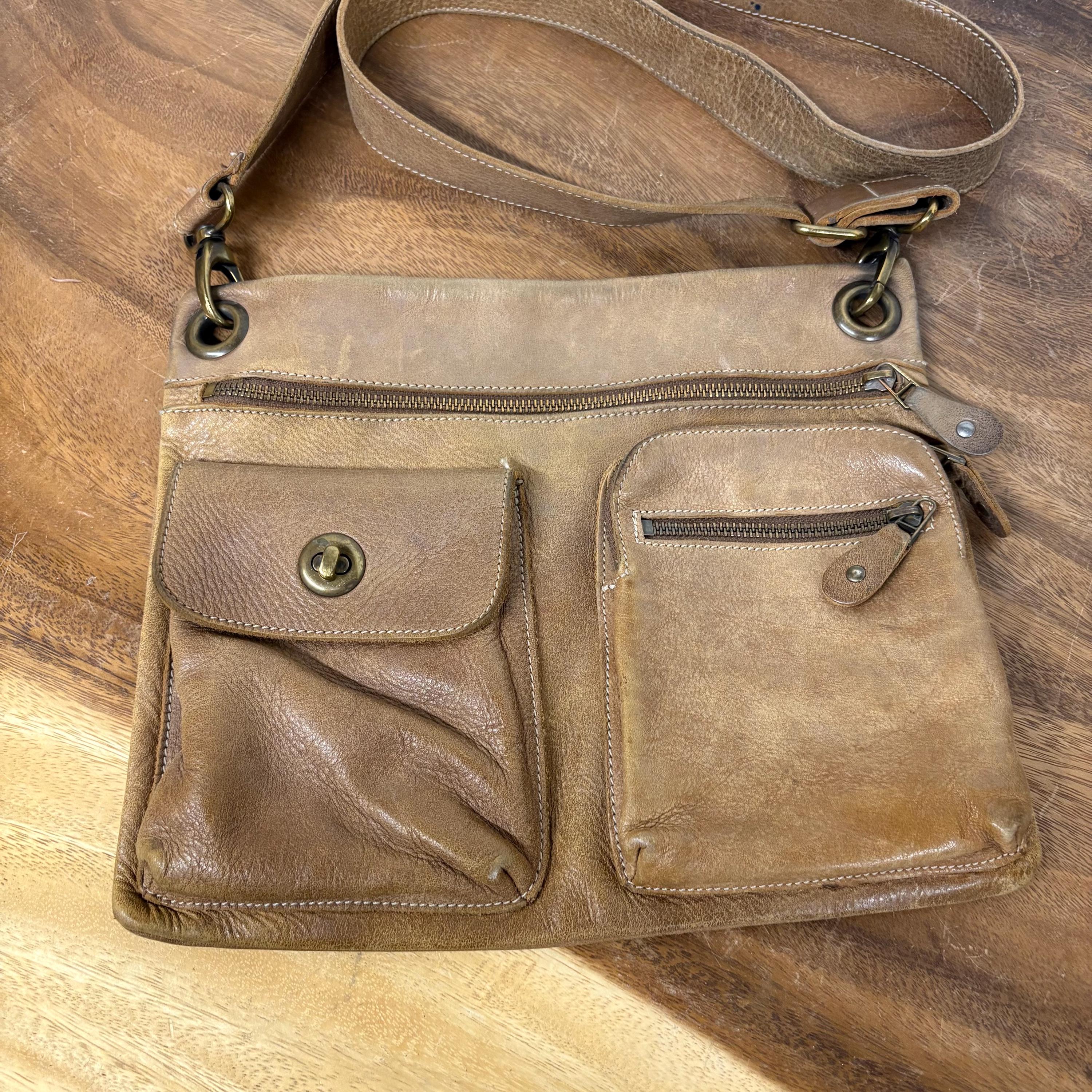 Roots カナダ　ハンドバッグ　アンティーク　レア　希少　ROOTS ルーツ Roots canada bag - Etsy 日本