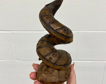 Figurina di serpente in legno intagliato a mano vintage