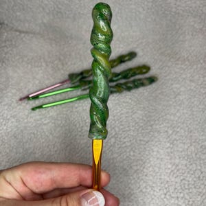 Agulha de crochê ergonômica de argila inspirada em pedra preciosa esmeralda torcida RTS*