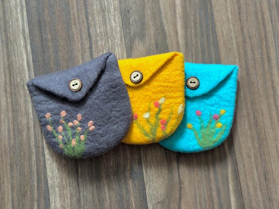 Merino Wool Wet Felting Art Kit: Artsy Button Pouch, Simple Flower Design, DIY Fiber Art for Gifts and Fun