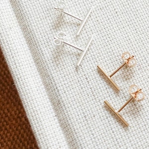 Petites boucles d'oreilles barre • Boucles d'oreilles linéaires • Tiges linéaires • Pivot simple • Argent sterling + remplissage d'or • Boucles d'oreilles superposées minimalistes • À porter au quotidien