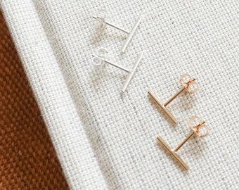 Petites boucles d'oreilles barre • Boucles d'oreilles linéaires • Tiges linéaires • Pivot simple • Argent sterling + remplissage doré • Boucle d'oreille superposée minimaliste • À porter au quotidien