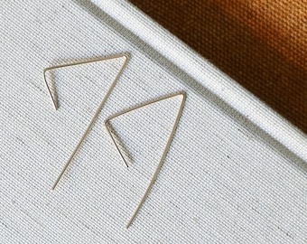 Boucles d'oreilles triangulaires en fil • Boucles d'oreilles géométriques • Bijoux minimalistes de tous les jours • Boucles d'oreilles modernes et délicates • Boucle d'oreille en fil d'or ou en acier inoxydable