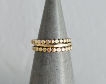 Stapelring-Set • Zierliche, stapelbare Punkteringe; Gold oder Silber • Zarte gehämmerte Ringe • Ringe mit gemischten Texturen • Alltägliche minimalistische Ringe