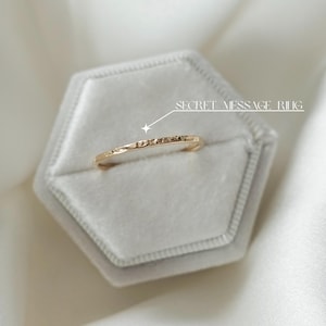 Anillo con mensaje secreto personalizado • Joyas con mensaje oculto personalizado • Anillos minimalistas estampados a mano • Anillos delicados y apilables para uso diario